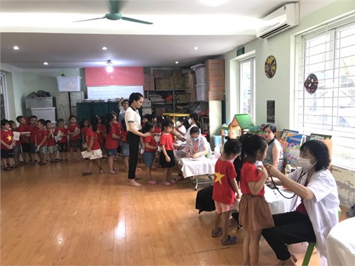 Trường MN Sơn Ca tổ chức khám sức khỏe đợt 2 cho học sinh toàn trường năm học 2019-2020